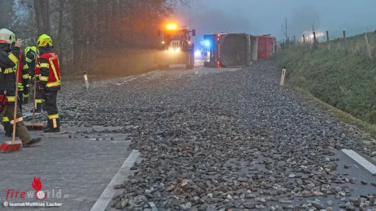 Oö: Schotter-Lastwagen streift in Niederneukirchen Pkw und stürzt um