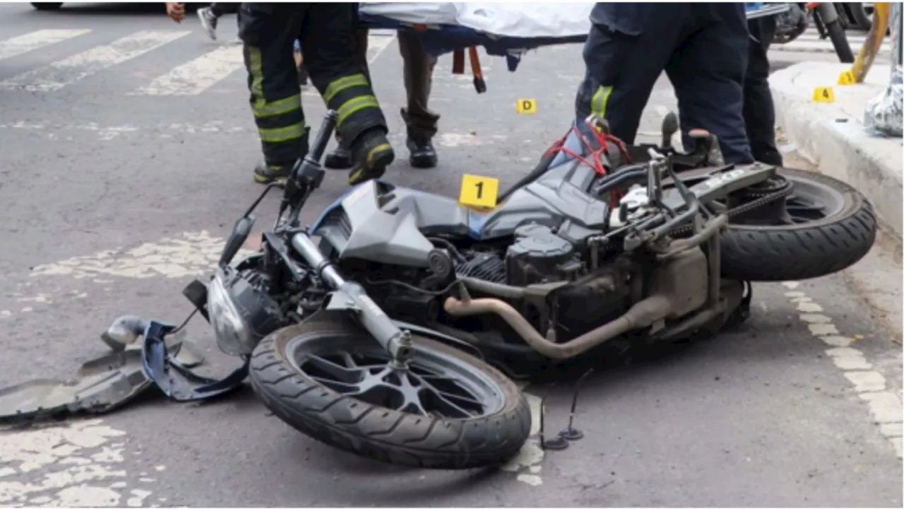 Fuerte accidente en Eje Central: camioneta embiste a motocicleta, deja un muerto y dos heridos