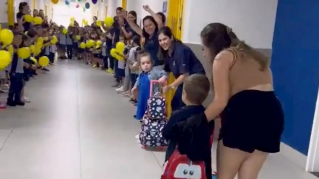 ¡Rompe el corazón! Niño que lucha contra el cáncer es recibido por compañeritos en kínder: VIDEO