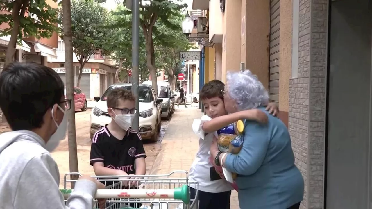 Los niños de La Torre, entre el barro para ayudar a familias y vecinos