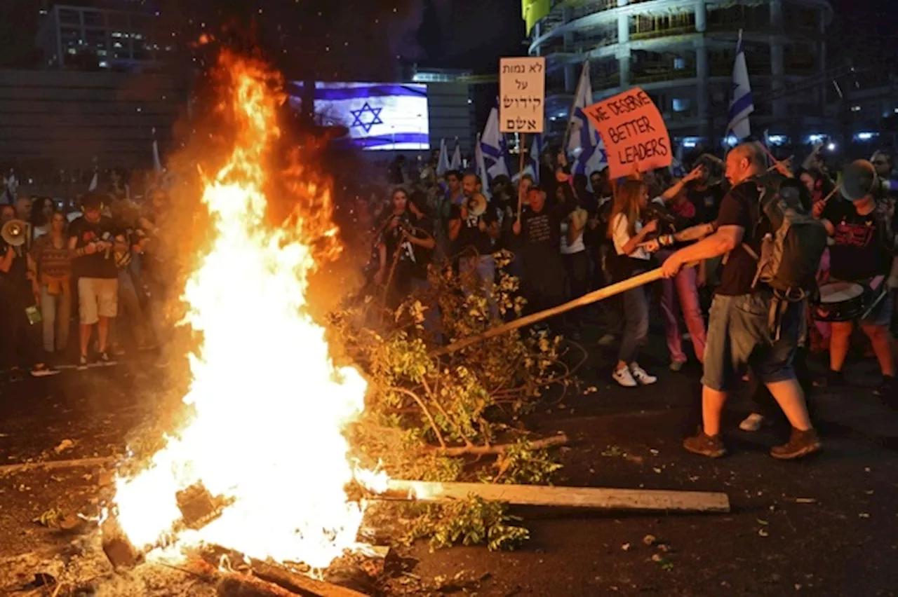 Manifestazioni di protesta in Israele dopo la destituzione del ministro della difesa