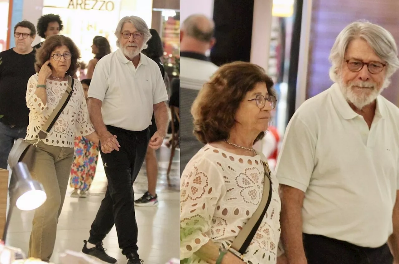 Aos 83 anos, Sérgio Chapelin faz rara aparição ao lado da mulher em passeio de mãos dadas no Rio; veja fotos