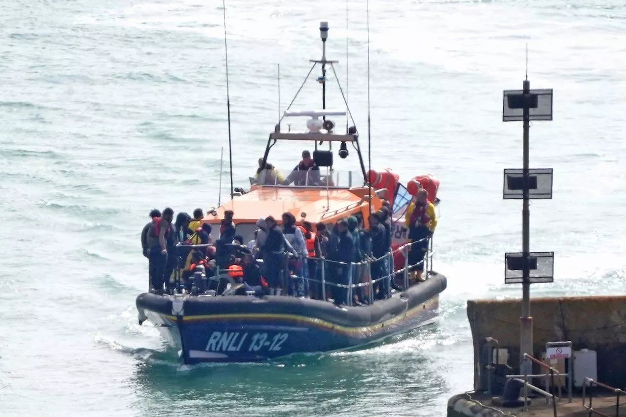 Migrants : de l’autre côté de la Manche, des arrivées hautement contrôlées