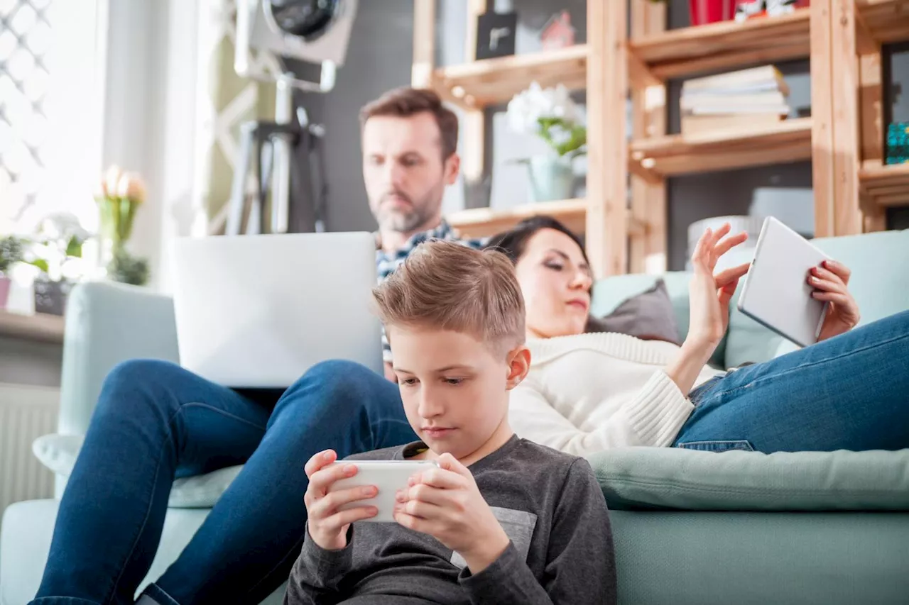 Smartphones, tablettes, ordinateurs… Quand les écrans perturbent les relations familiales