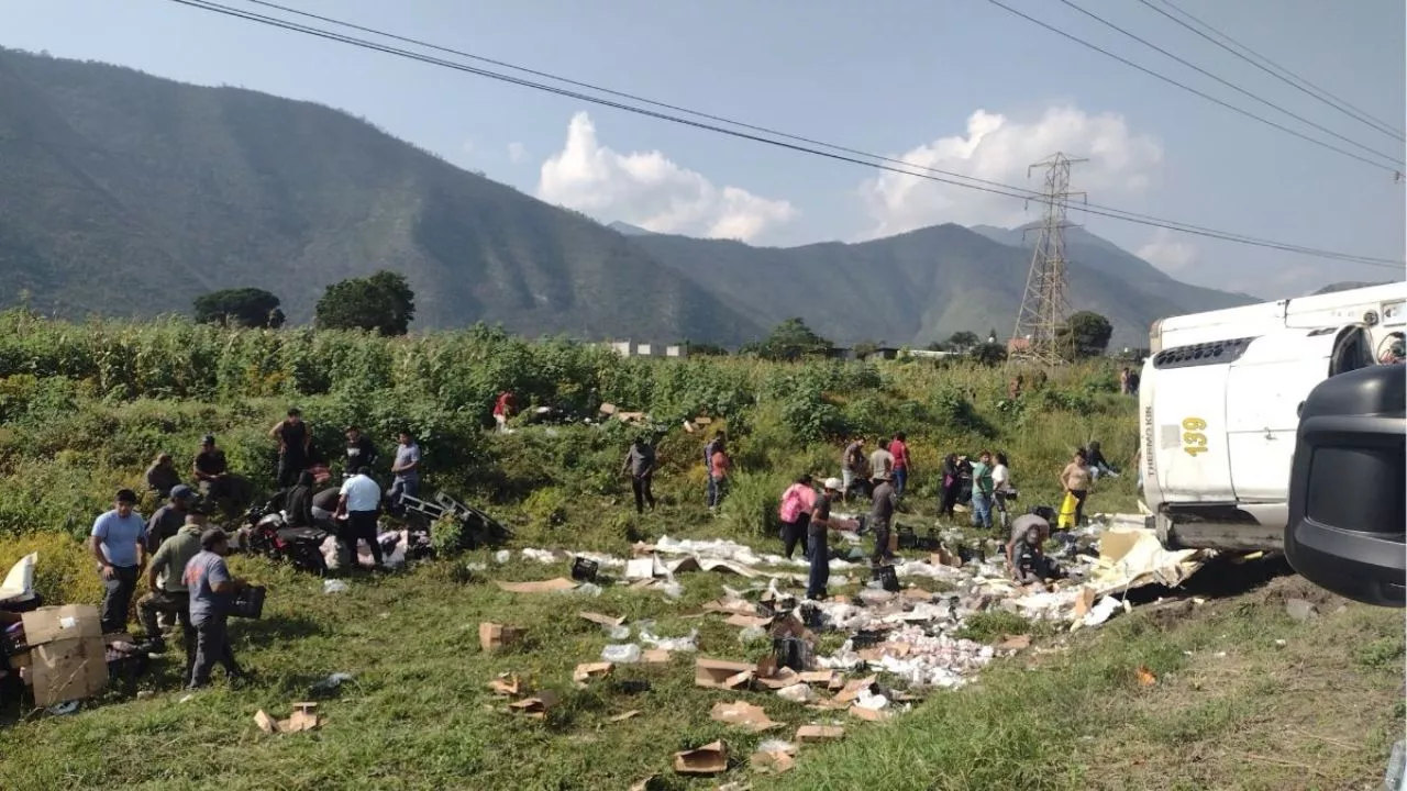 Rapiñan tráiler con embutidos y lácteos en autopista Orizaba