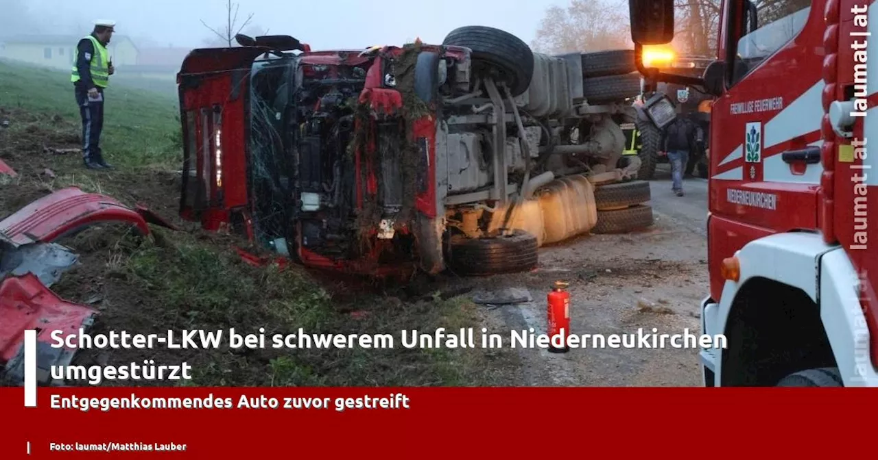 Schotter-LKW bei schwerem Unfall in Niederneukirchen umgest�rzt