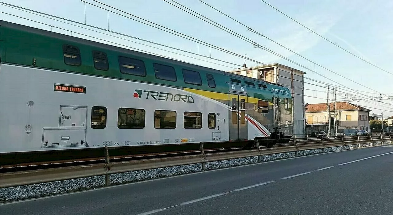 Maxi rissa a colpi di mazza fra stranieri sul treno Milano-Como: terrore tra i passeggeri, due feriti