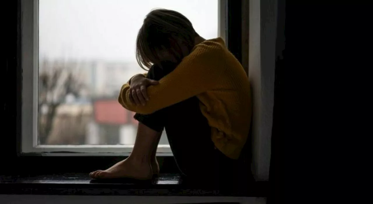 Studentessa 15enne si impicca con la corda dell'altalena, si indaga per istigazione al suicidio: chat e messag