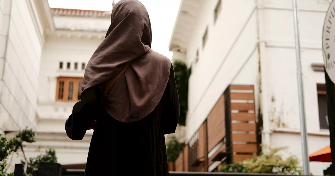 Modena, 15enne marocchina picchiata dalle &#034;amiche&#034; per essersi tolta il velo