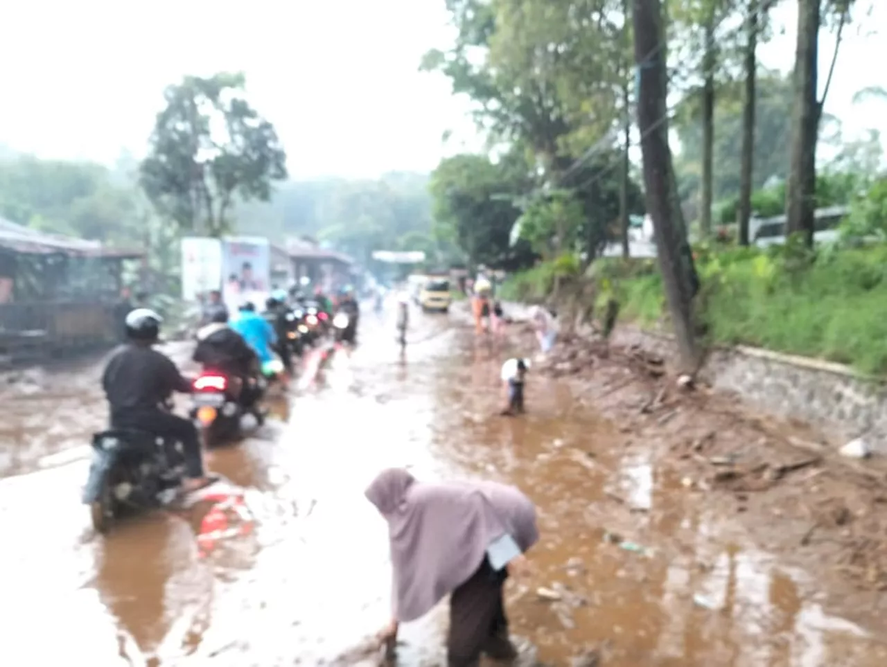 Cuaca Ekstrem Landa Garut, BPBD Tangani Bencana di Jalan Cikajang