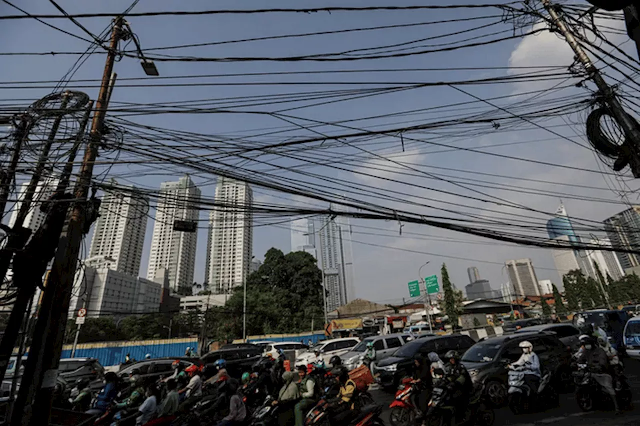 Rusak Estetika Kota, Kejari Depok Tertibkan Kabel Internet Liar