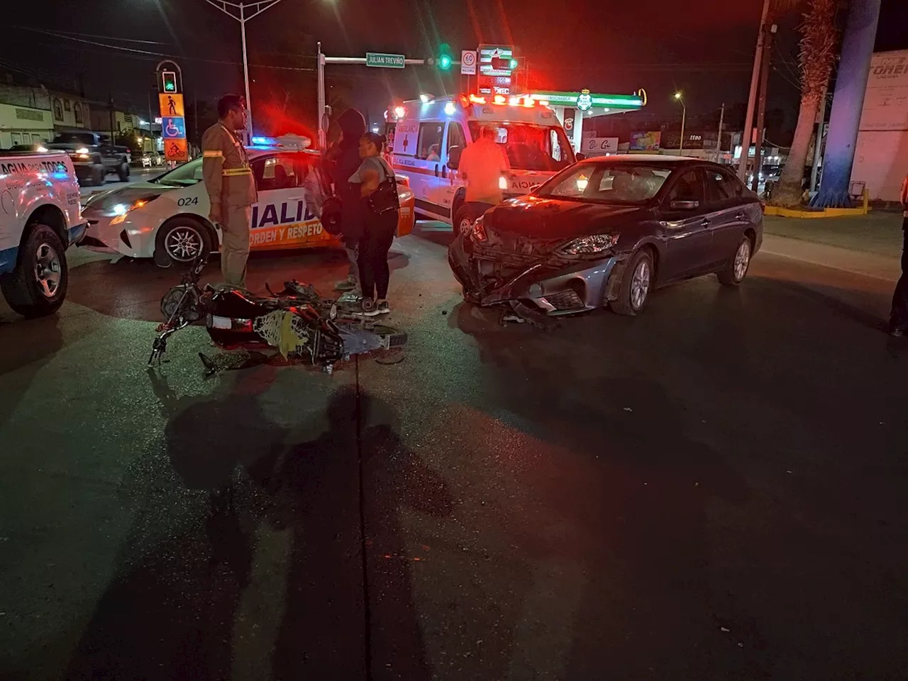 Motociclista sufre fractura de fémur al ser impactado por vehículo en Torreón