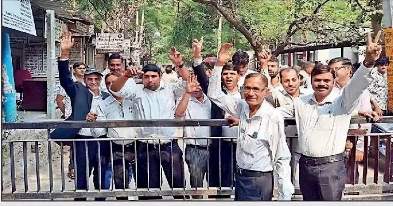 गाजियाबाद कचहरी का मेन गेट बंदकर वकीलों ने दिया धरना, आज भी जारी रहेगी हड़ताल