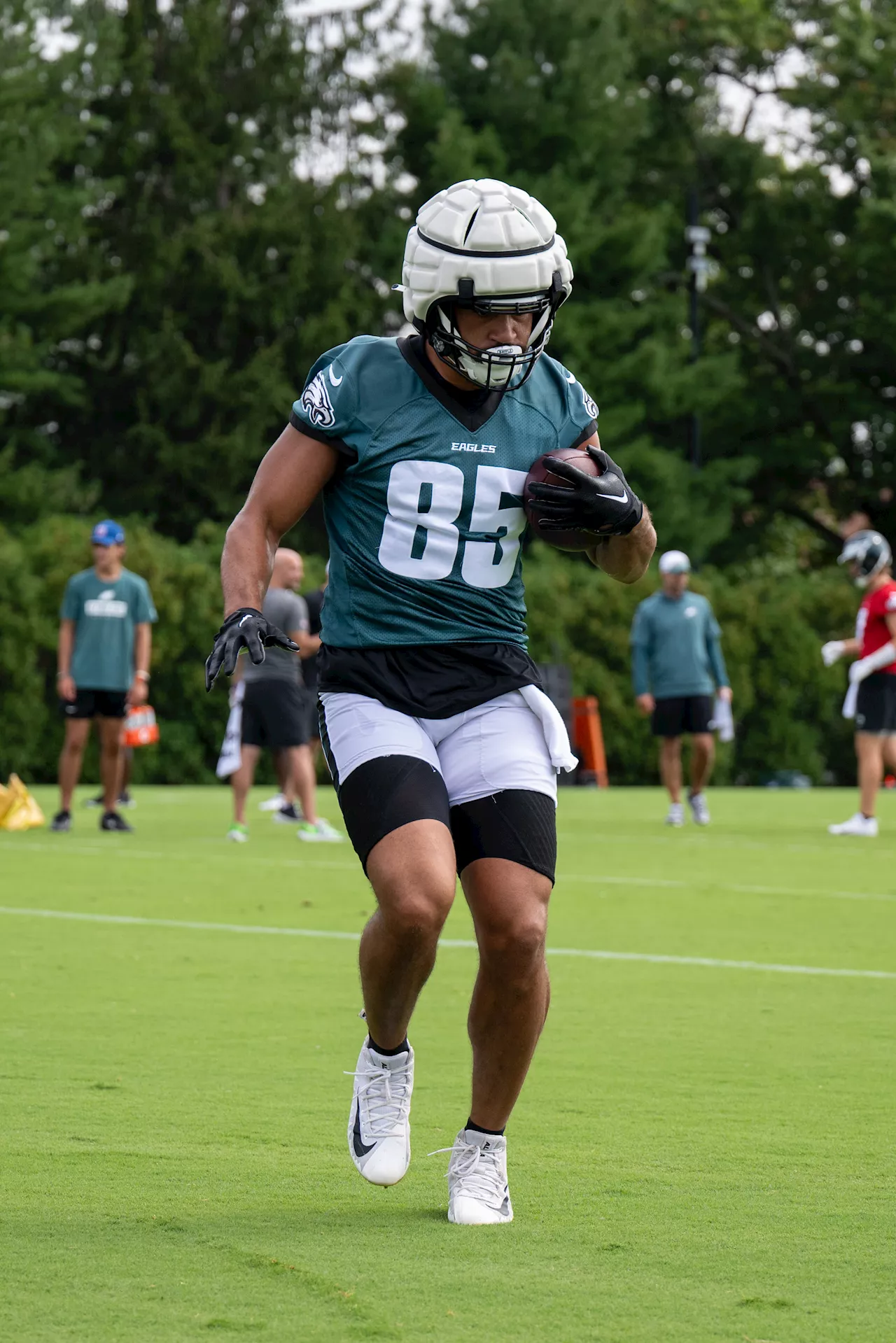 Eagles release tight end Albert Okwuegbunam