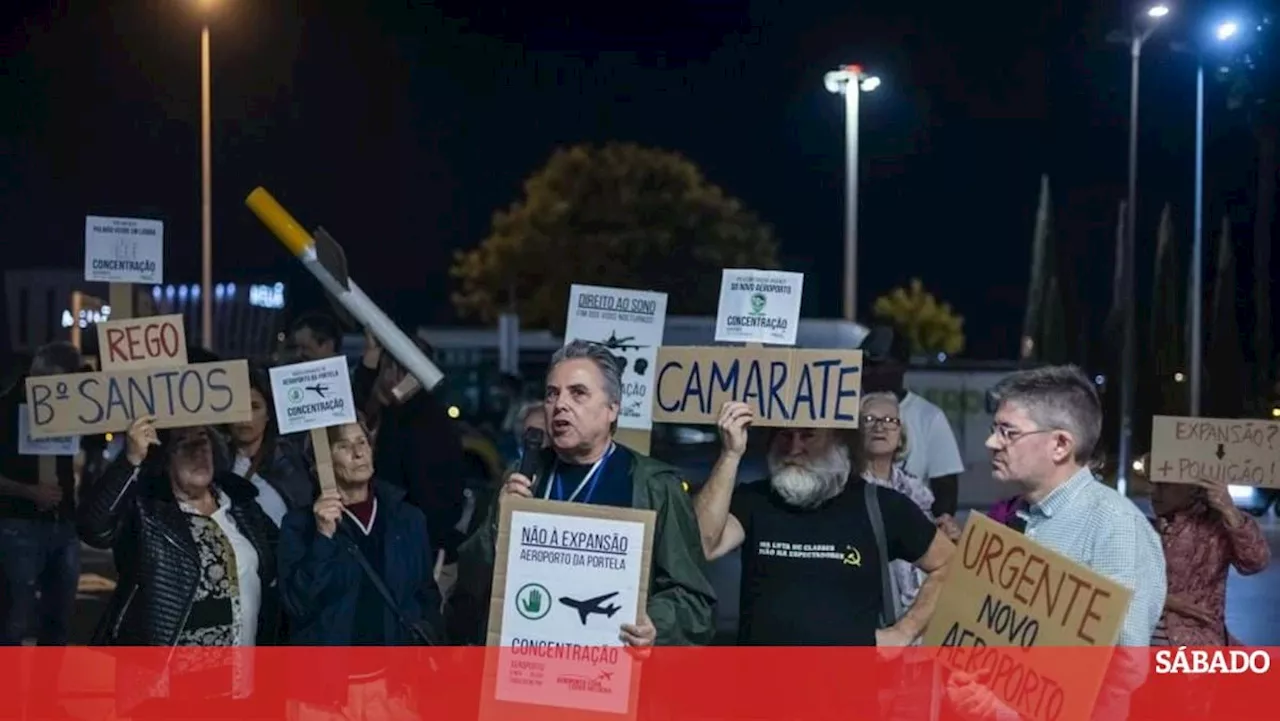 Três dezenas de moradores protestam no Aeroporto de Lisboa reclamando o direito ao descanso