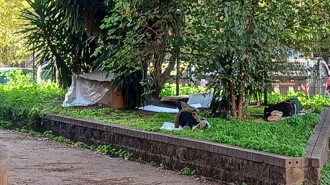 Tende e giacigli di fortuna nel parco, i residenti: "Bisogna chiudere i cancelli"