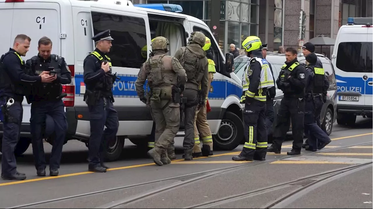 Bewaffneter Täter auf der Flucht: Mann in Berliner Imbiss durch Schüsse verletzt