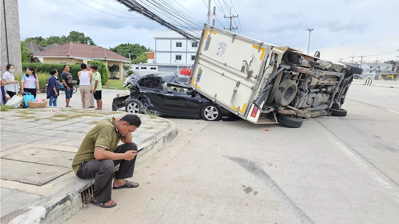 รถกระบะยางแตกชนสนั่น เก๋งพังยับ หมอ 3 ชีวิต รอดตายหวุดหวิด