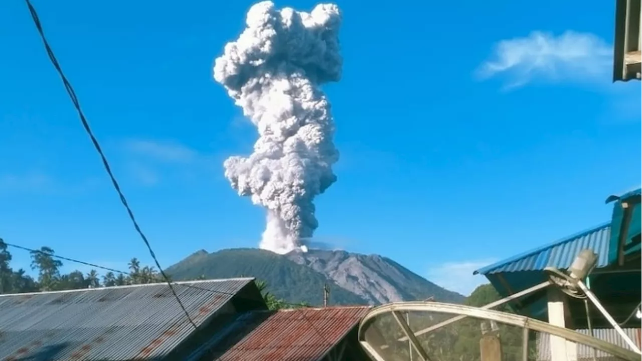 Gunung Ibu di Maluku Utara meletus