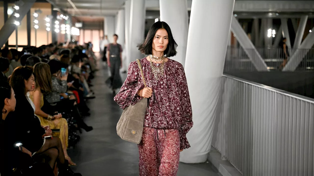 Vestidos boho, faldas y pantalones en tendencia de Chanel Crucero 2025