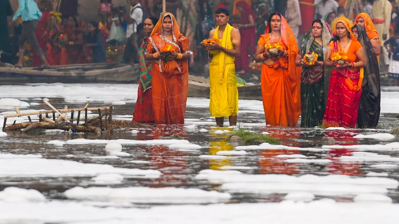 नहाना तो छोड़िए, दिल्ली में छूने लायक भी नहीं यमुना का पानी... छठ के बीच आजतक का रियलिटी चेक