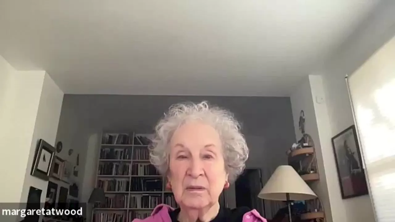 Margaret Atwood: 'Trump miente tanto que es imposible saber qué va a ocurrir ahora'