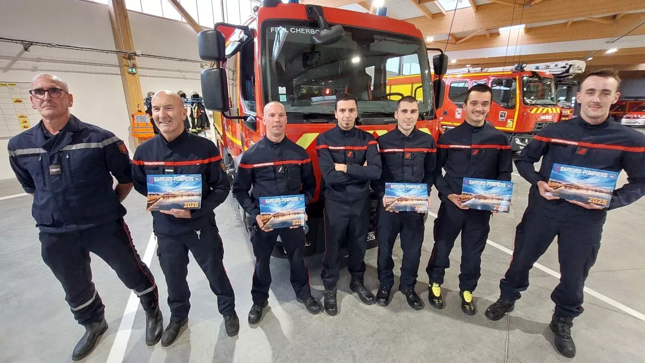 Pour vendre leur calendrier, les pompiers de Cherbourg commencent le porte-à-porte