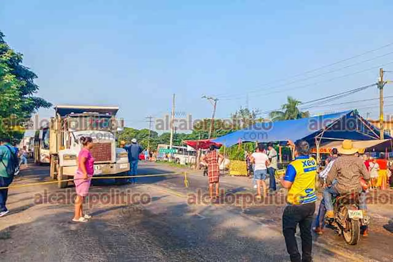 Molestos con su transporte público, bloquean la carretera Veracruz-Xalapa