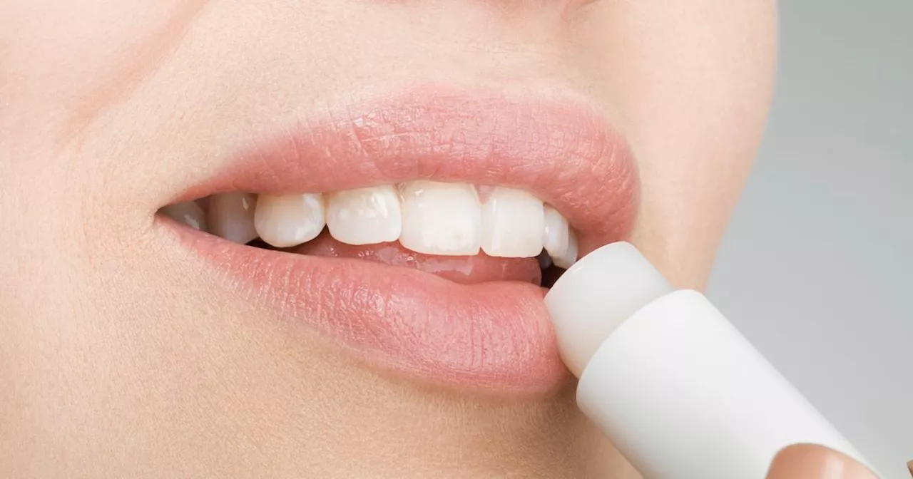 Laut Dermatologin: Dieser Inhaltsstoff ist ein No-Go in unserer Lippenpflege