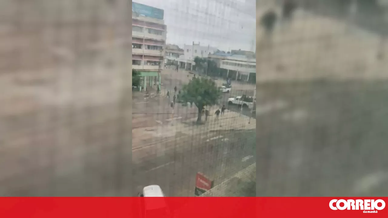 Situação caótica em Maputo: manifestantes travados pela polícia com granadas de gás lacrimogéneo