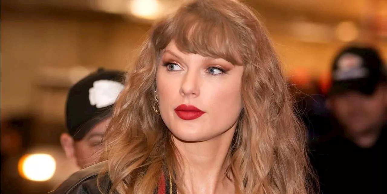 La manicure oro di Taylor Swift