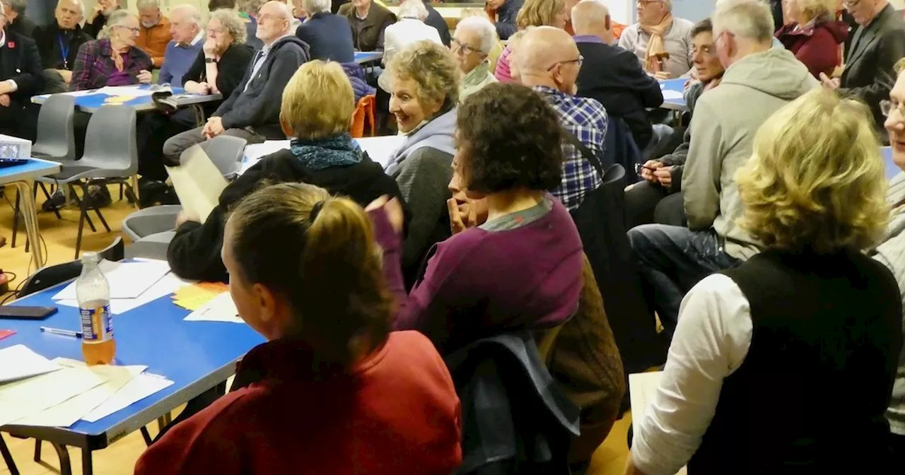 Hundreds of people sign petition opposing closure of Comrie Library