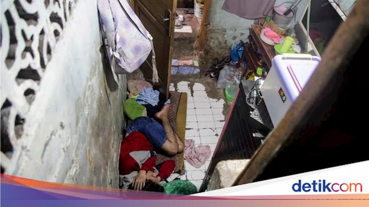 Menelusuri Permukiman Padat di Jakpus, Warga Tidur Sambil Duduk & Meringkuk