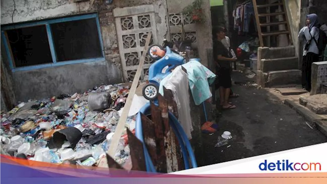 Rumah Tetangga Kosong di Permukiman Sumpek Jakpus Jadi Tempat Sampah Warga