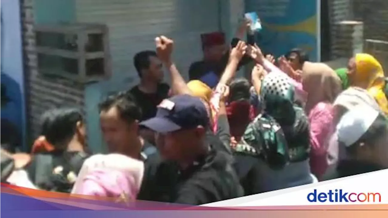 Viral Paslon di Probolinggo Bagikan Uang ke Warga usai Kampanye