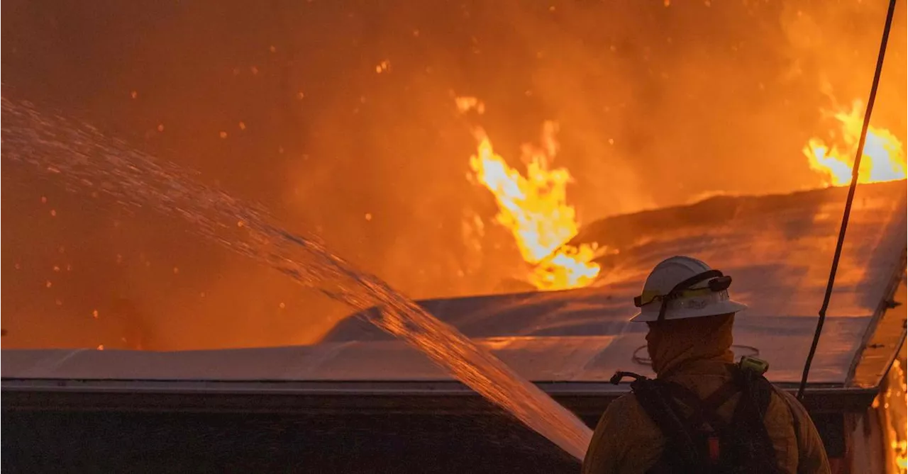 Tausende Menschen fliehen vor Waldbrand in Südkalifornien