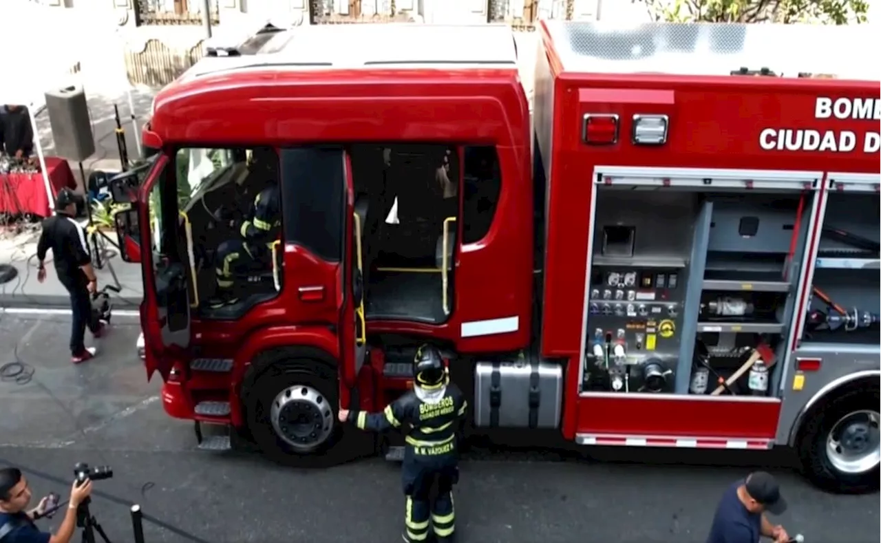 Clara Brugada entrega 11 nuevas unidades para Bomberos de CDMX; anuncia 100 más en su administración