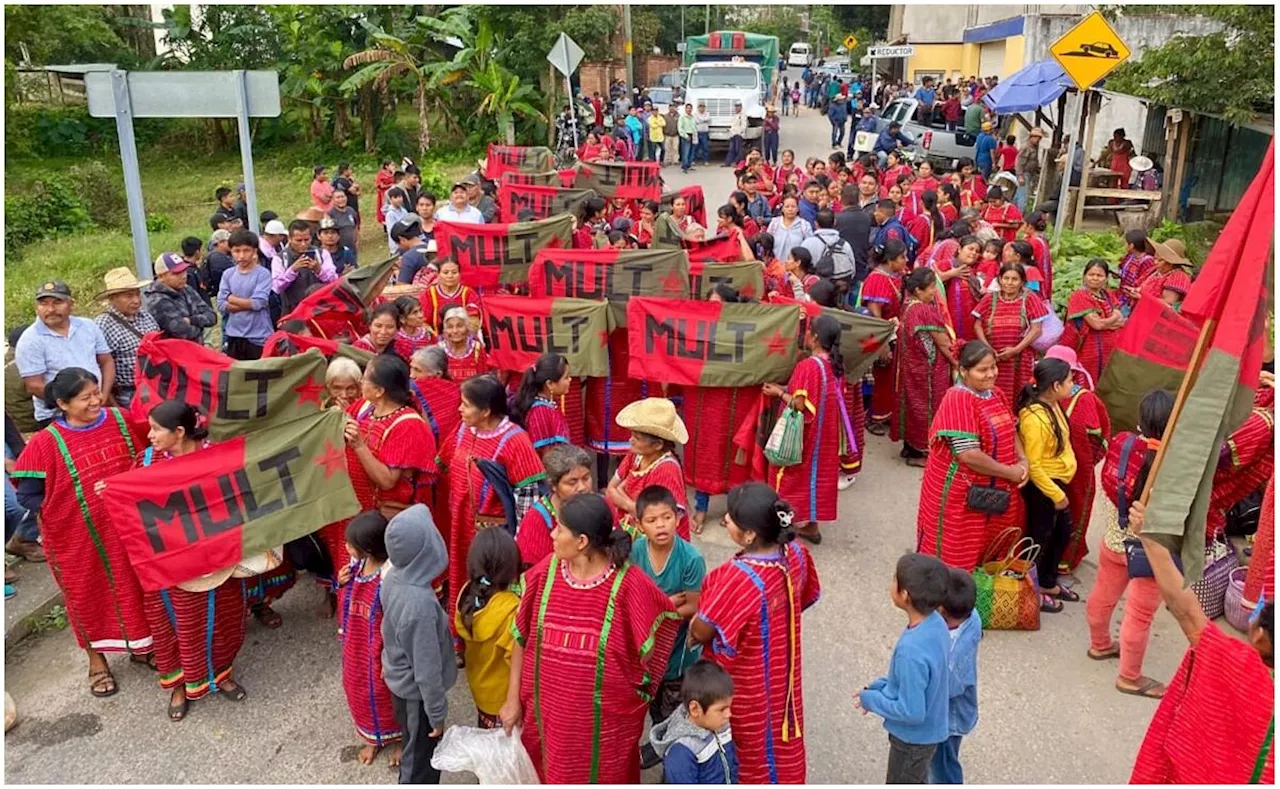 Triquis protestan por feminicidios de dos mujeres indígenas en Oaxaca; realizan bloqueos carreteros