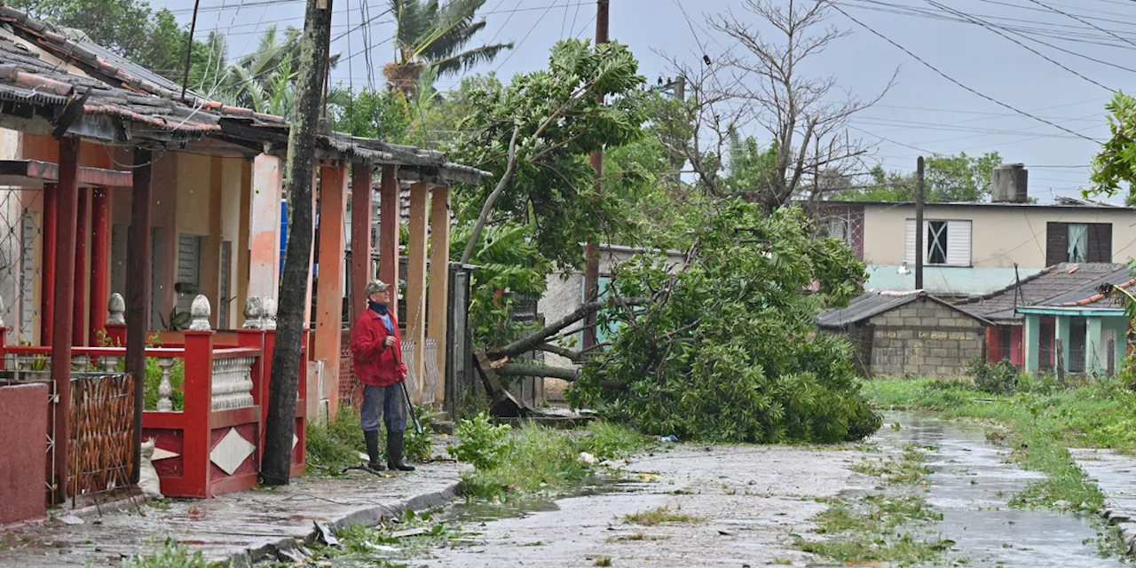 Huracán Rafael toca tierra en Cuba en medio de un apagón general