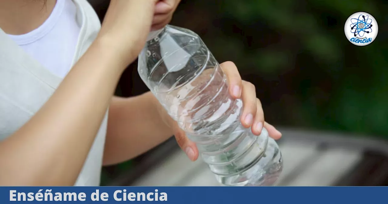 Estudio revela la razón por la que deberías dejar de tomar agua embotellada