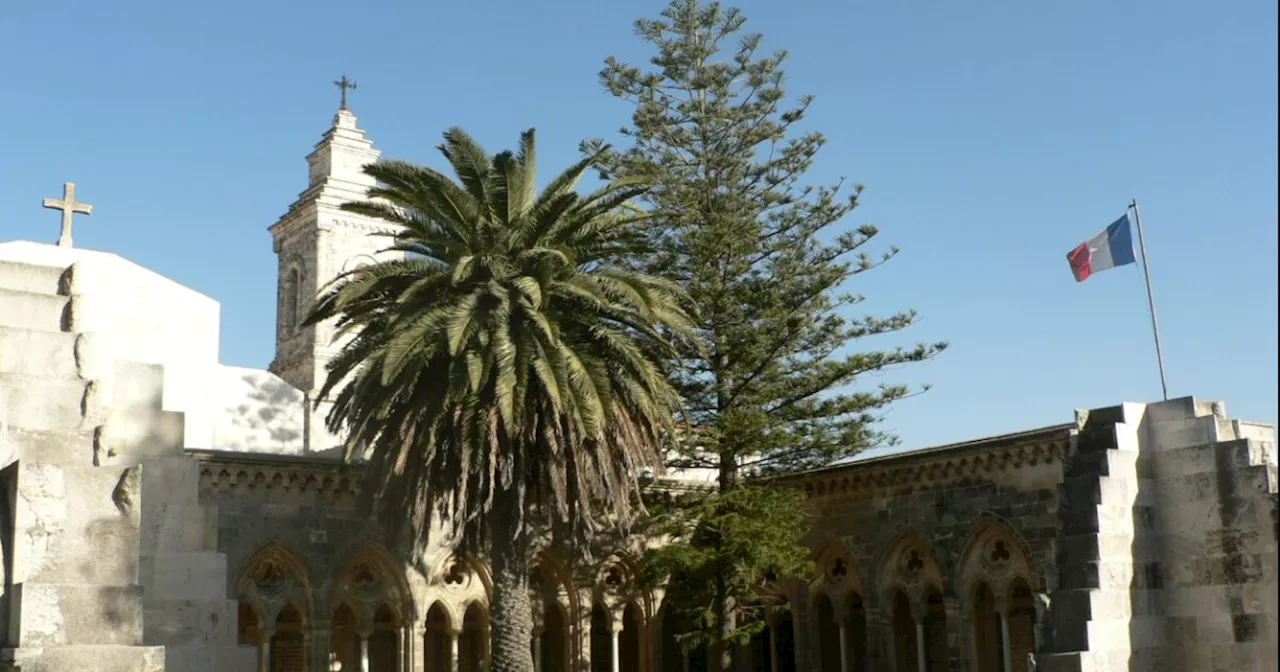 Gerusalemme, la polizia israeliana irrompe nel santuario francese e arresta due gendarmi