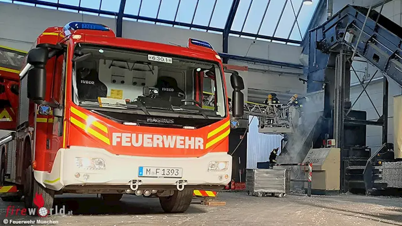 Bayern: Löschanlage und Feuerlöscher erfolglos → brennende Papierballenpresse in München