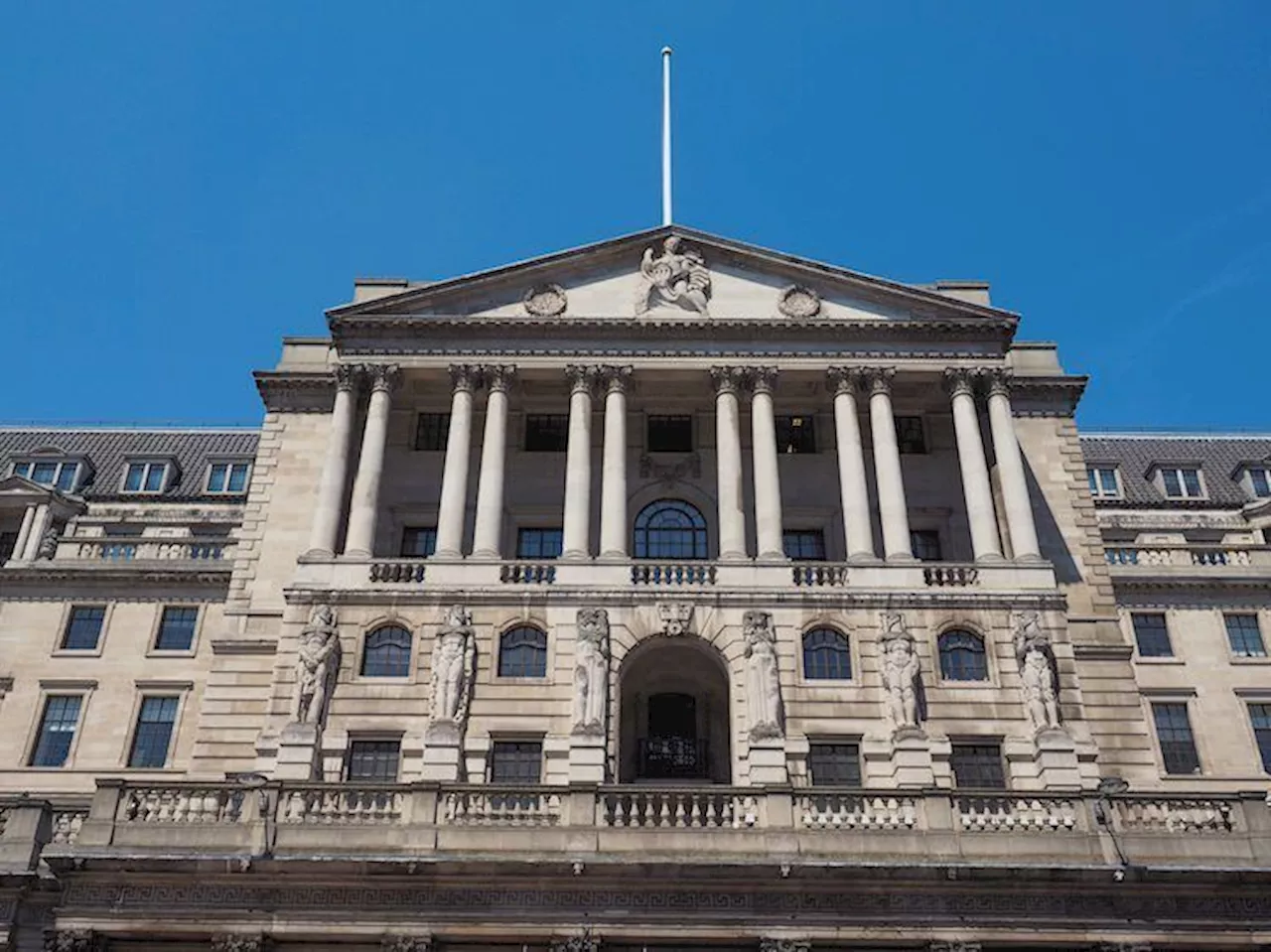 BoE: Cut rates as widely expected