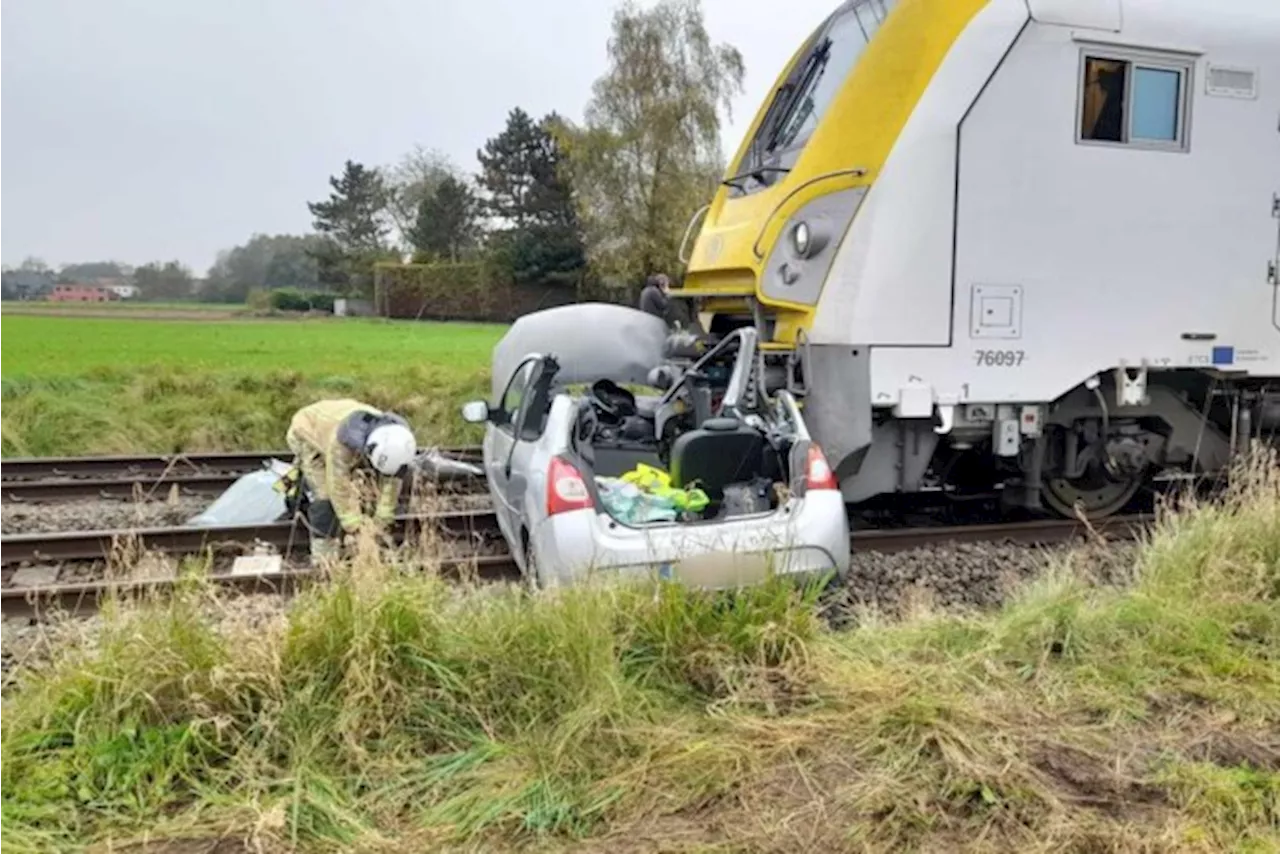 Trein rijdt wagen aan in Dendermonde, bestuurster zwaargewond naar ziekenhuis gebracht