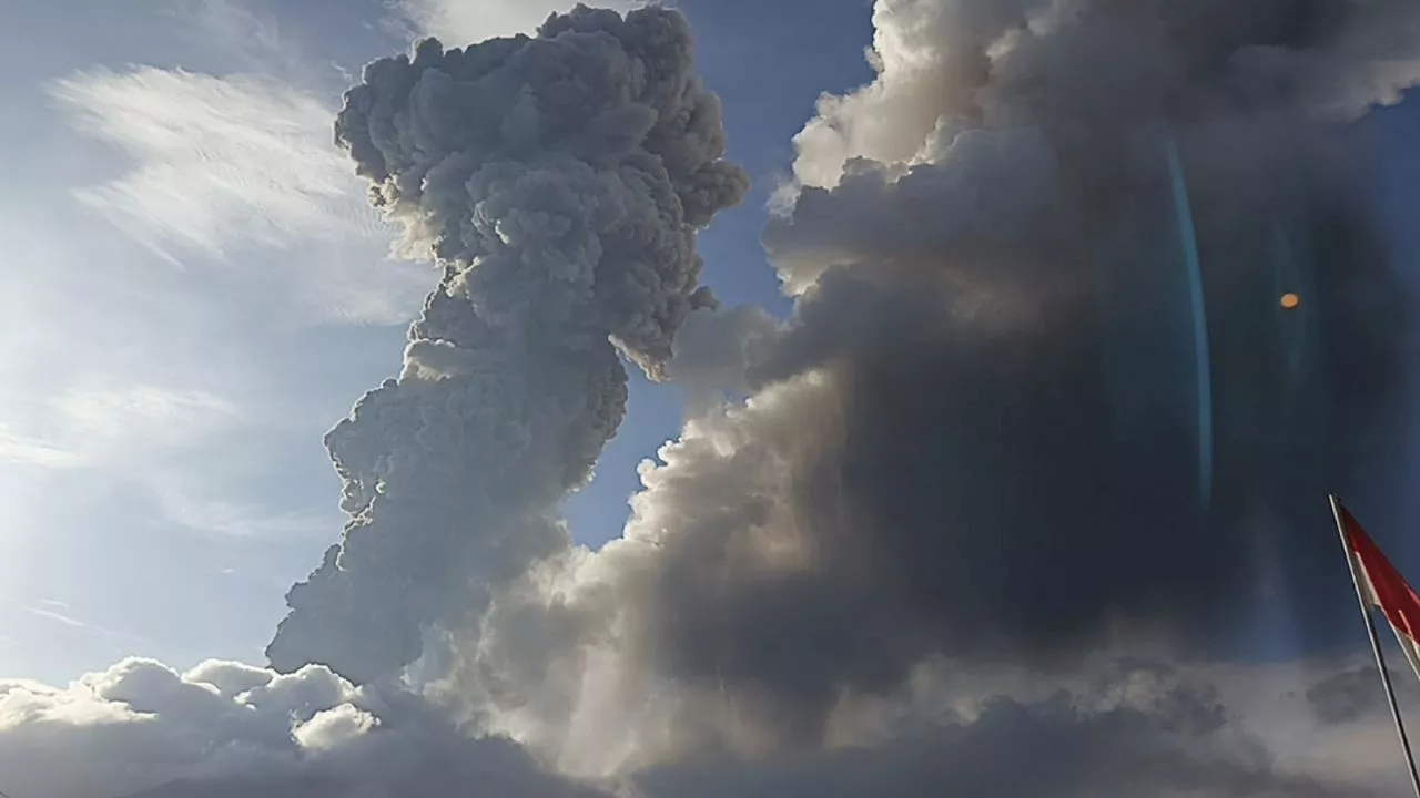 FOTOS: volcán en Indonesia hace erupción por segunda vez en una semana