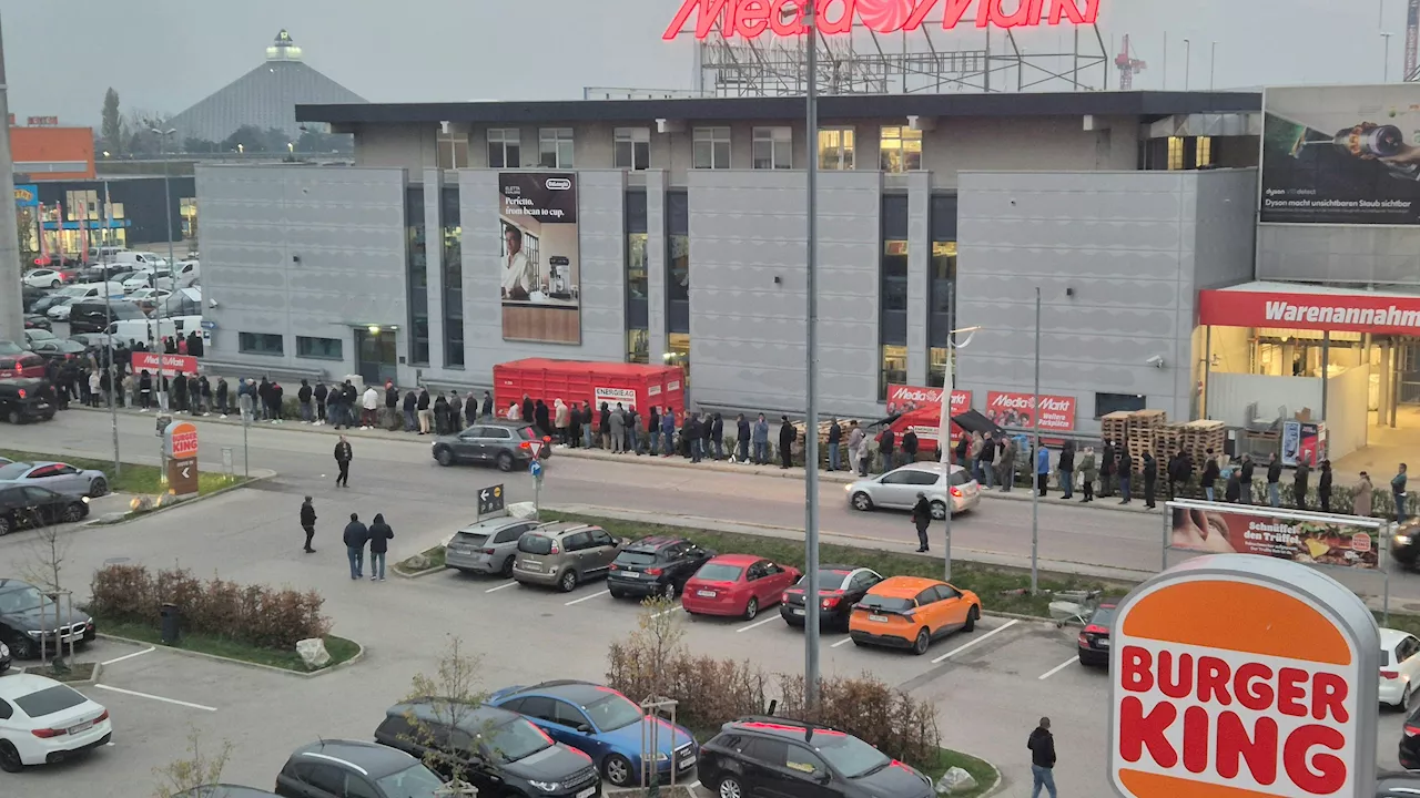  Riesige Warteschlange vor Shoperöffnung in der SCS