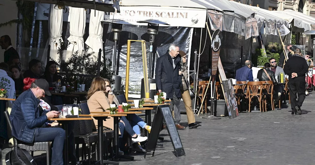 A Roma non c'è mai posto nei ristoranti perché non si copula più