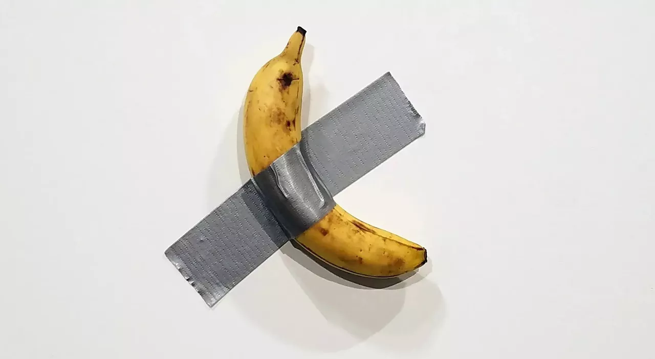 Comedian, la banana di Cattelan va all'asta da Sotheby's: vale più di un milione di dollari