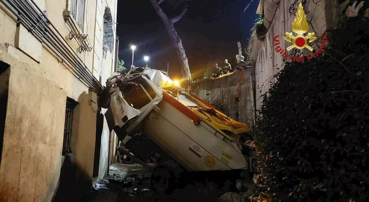 Incidente a Roma, autocompattatore dell'Ama finisce contro una palazzina: due persone in codice rosso