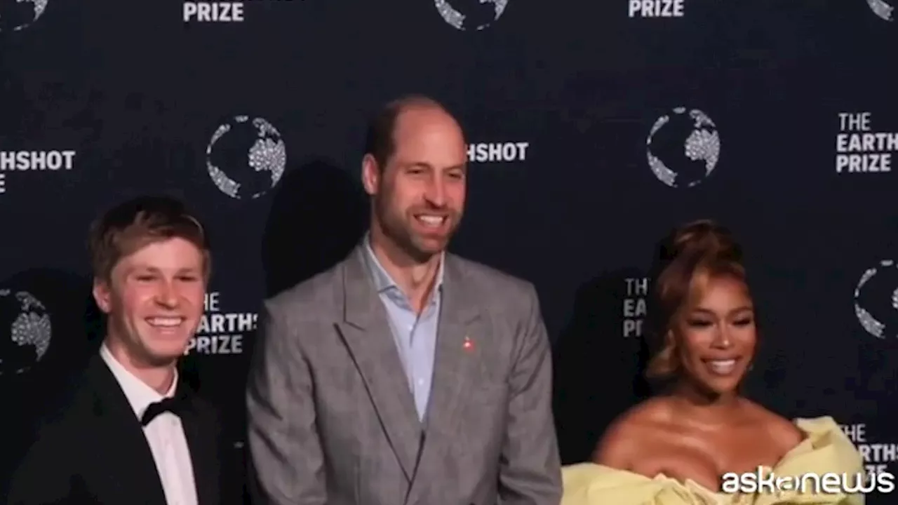 Il principe William, sorriso e barba in Sudafrica (senza Kate) per gli Earthshot Prize